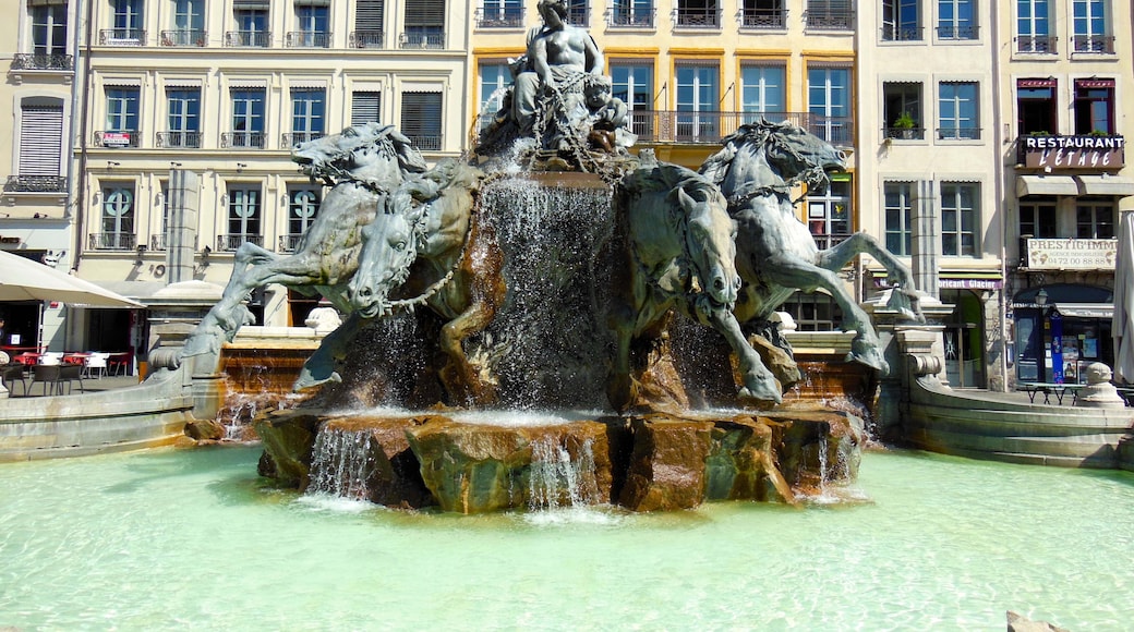 Photo "Bartholdi Fountain" by Parrad.adrien (page does not exist) (CC BY-SA) / Cropped from original