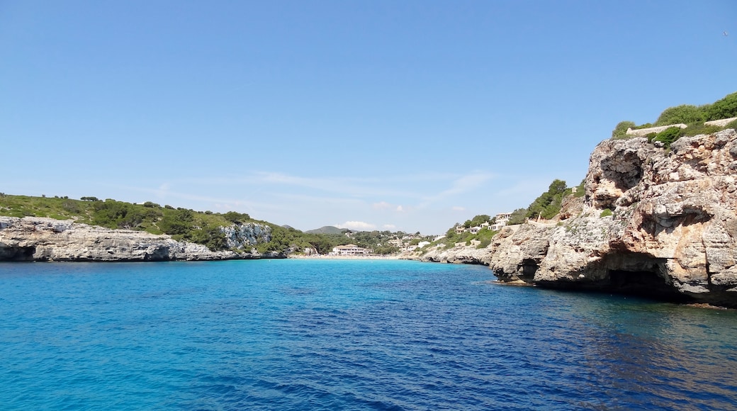 Photo "Cala Romantica" by Oltau (CC BY) / Cropped from original