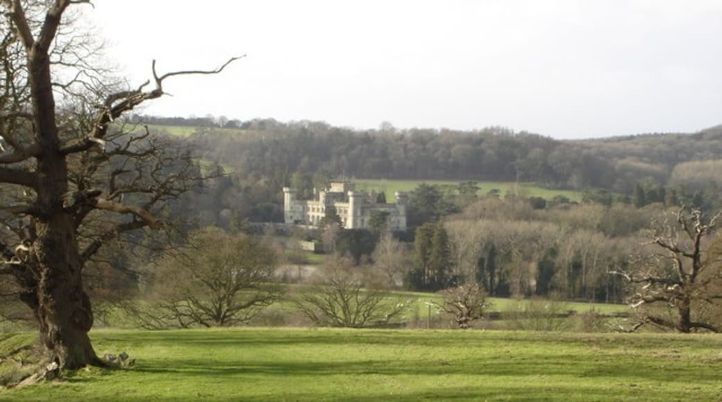 Photo "Eastnor Castle" by Philip Halling (CC BY-SA) / Cropped from original
