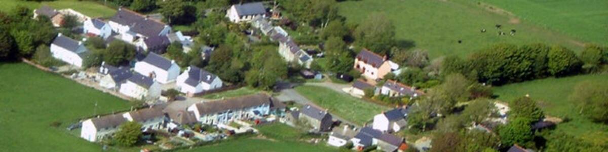 Photo "Aerial Photograph of Castle Morris Photograph taken from light aircraft" by David Stephens (Creative Commons Attribution-Share Alike 2.0) / Cropped from original
