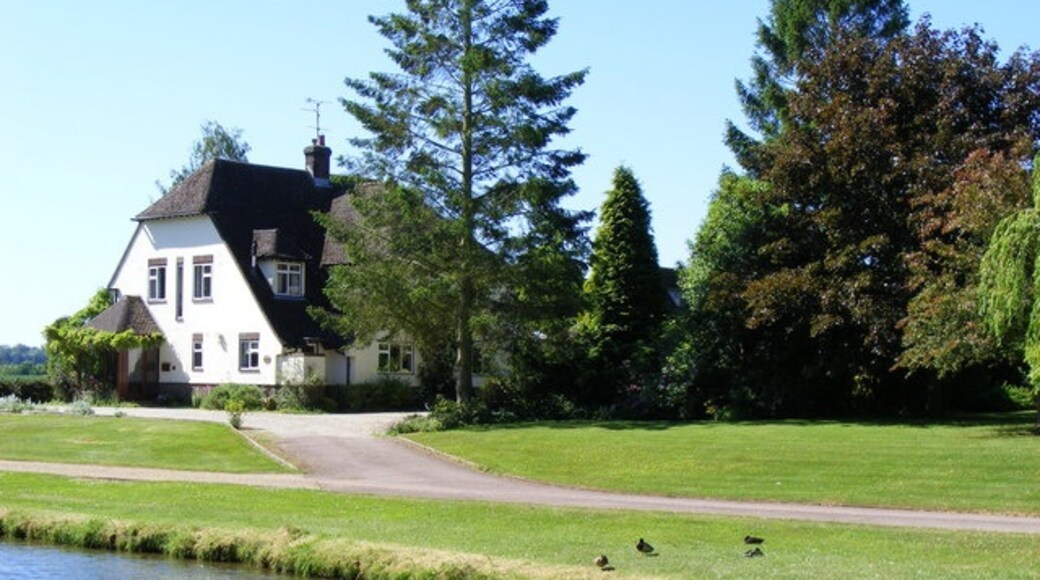 Kuva ”Fyfield” käyttäjältä Derek Voller (CC BY-SA) / rajattu alkuperäisestä kuvasta