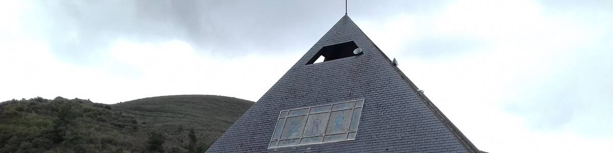 Photo "Igrexa da Ponte de Domingos Flórez" by Estevoaei (Creative Commons Attribution-Share Alike 4.0) / Cropped from original