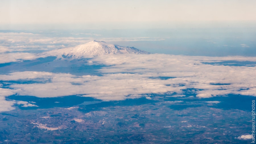Photo "Aerial view of Mount Etna (2016)" by Alexander Kachkaev (Creative Commons Attribution 3.0) / Cropped from original