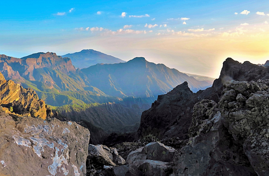Blick in die Caldera de Taburiente auf La Palma am Abend.