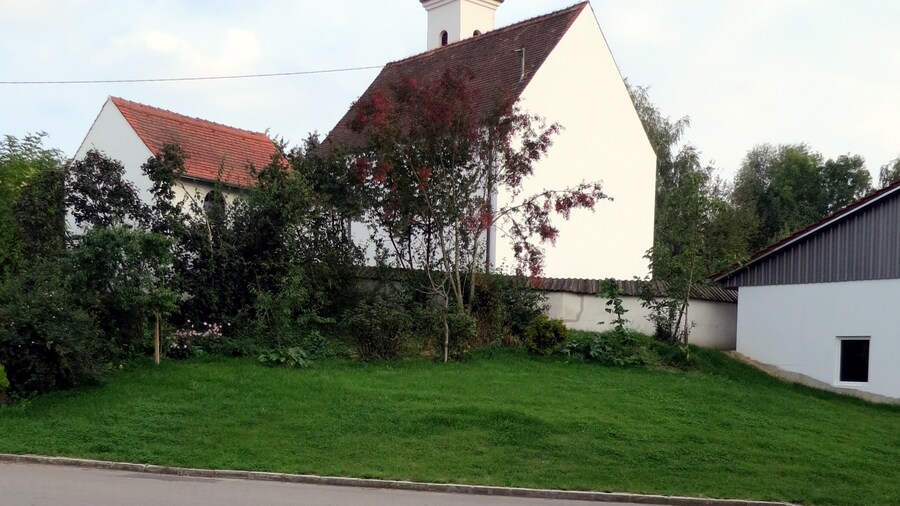 Photo "Die Kirche St. Laurentius in Pfaffenhofen, Ansicht aus NordWest" by undefined (Creative Commons Zero, Public Domain Dedication) / Cropped from original