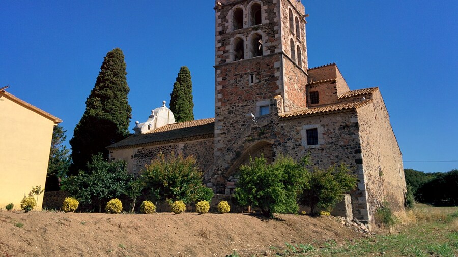 Photo "Església parroquial de Sant Dalmai (Vilobí d'Onyar)" by Jvinolase (Creative Commons Attribution-Share Alike 4.0) / Cropped from original