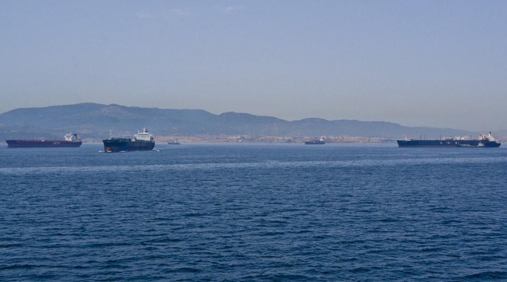 "Bay of Gibraltar"-foto av José Sáez (CC BY-SA) / Urklipp från original