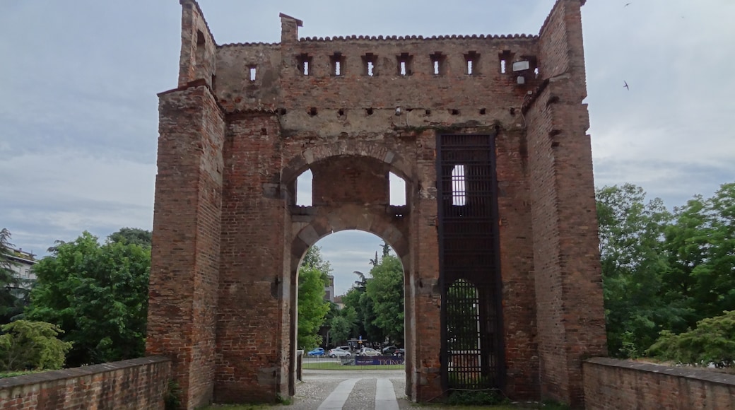 Ảnh "Lâu đài Visconti & Bảo tàng thành phố" của Eliocommons (page does not exist) (CC BY-SA) / Cắt từ ảnh gốc