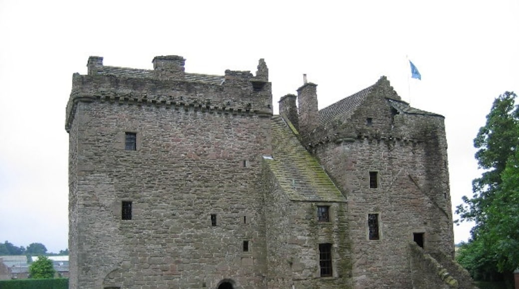 Foto "Castelo de Huntingtower" de Brian D Osborne (CC BY-SA) / Recortada do original