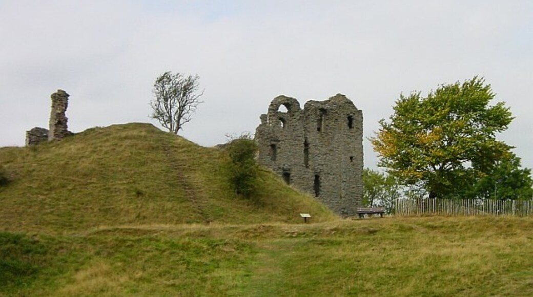 "Clun Castle"-foto av Penny Mayes (CC BY-SA) / Urklipp från original