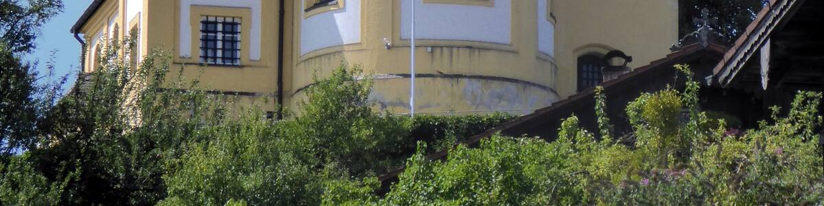 Photo "Hohenschäftlarn, Georgskirche von Osten gesehen." by Renardo la vulpo (Creative Commons Attribution-Share Alike 4.0) / Cropped from original