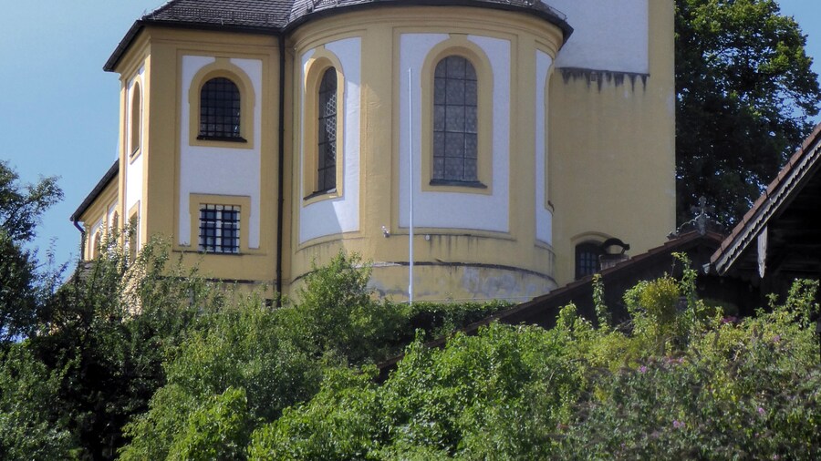 Photo "Hohenschäftlarn, Georgskirche von Osten gesehen." by Renardo la vulpo (Creative Commons Attribution-Share Alike 4.0) / Cropped from original