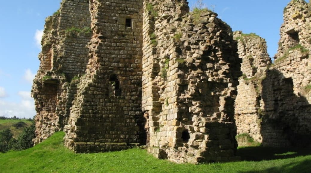 Kuva ”Thirlwall Castle” käyttäjältä Mike Quinn (CC BY-SA) / rajattu alkuperäisestä kuvasta