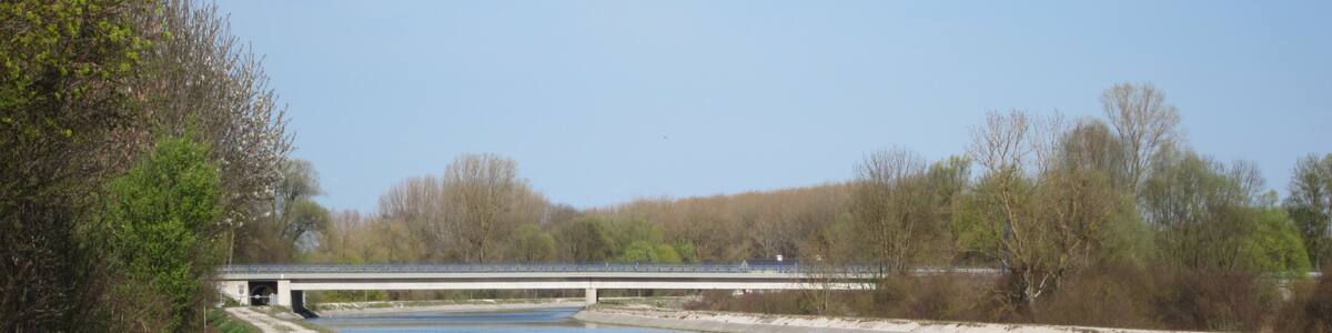 Photo "Brücke der B 471 Aschheim-Ismaning über den Mittlere-Isar-Kanal" by AHert (Creative Commons Attribution-Share Alike 3.0) / Cropped from original