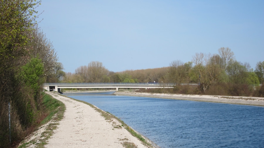 Photo "Brücke der B 471 Aschheim-Ismaning über den Mittlere-Isar-Kanal" by AHert (Creative Commons Attribution-Share Alike 3.0) / Cropped from original