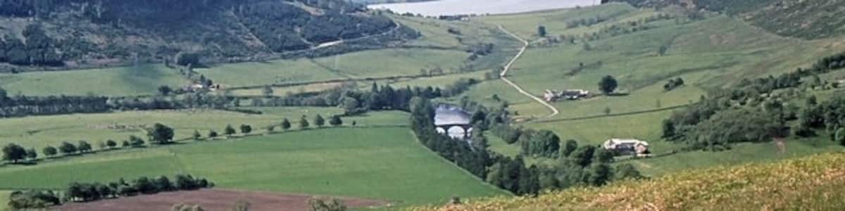 Photo "View from above Fortingal The view south from the hillside above Fortingal, with the triple arch bridge over the River Lyon near the picture centre, and Loch tay in the distance." by Gordon Hatton (Creative Commons Attribution-Share Alike 2.0) / Cropped from original