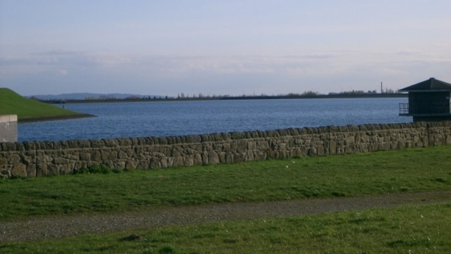 Photo "Audenshaw Reservoir" by Gary Barber (Creative Commons Attribution-Share Alike 2.0) / Cropped from original