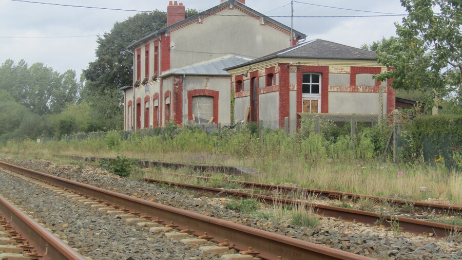 Photo "La gare fermée de Pontaubault en 2017" by Spendeau (Creative Commons Attribution-Share Alike 4.0) / Cropped from original