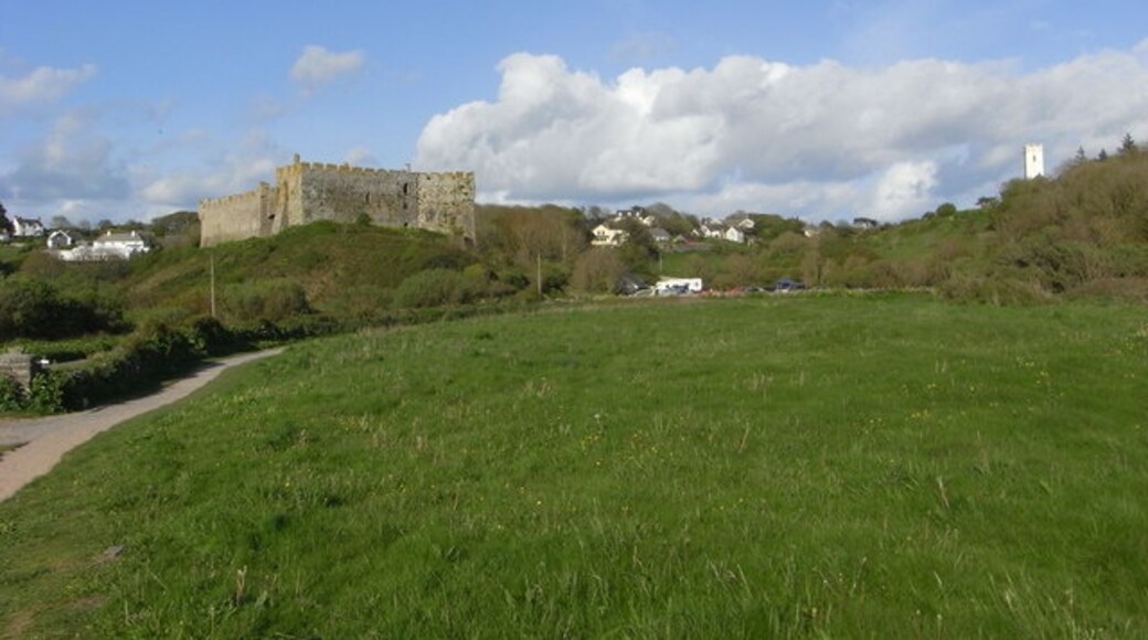 Photo "Manorbier Castle" by Chris Allen (CC BY-SA) / Cropped from original