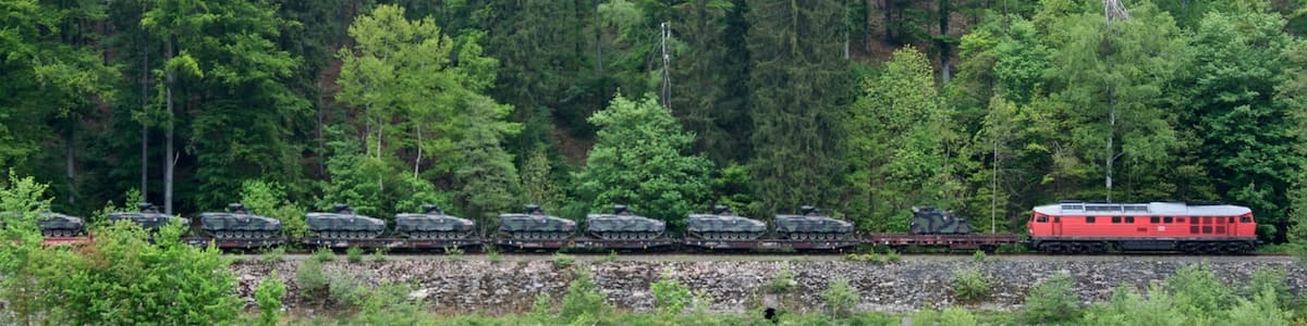 Photo "Militärzug im Tal der Schwarzen Pockau" by doppelplusgut (Creative Commons Attribution-Share Alike 3.0) / Cropped from original