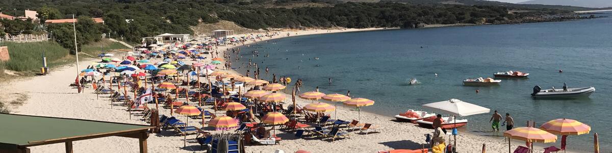 Photo "Image d'Isola Rossa, Sardaigne, Italie." by Benoît Prieur (Creative Commons Attribution-Share Alike 4.0) / Cropped from original