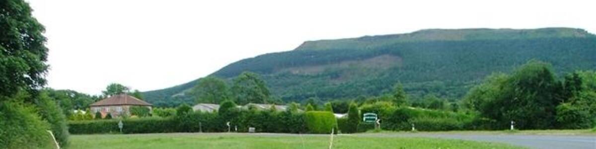 Photo "Water Hydrant Sign at Maynards Corner. This sharp bend on the B1257 takes its name from the nurseries seen beyond the road." by Mick Garratt (Creative Commons Attribution-Share Alike 2.0) / Cropped from original