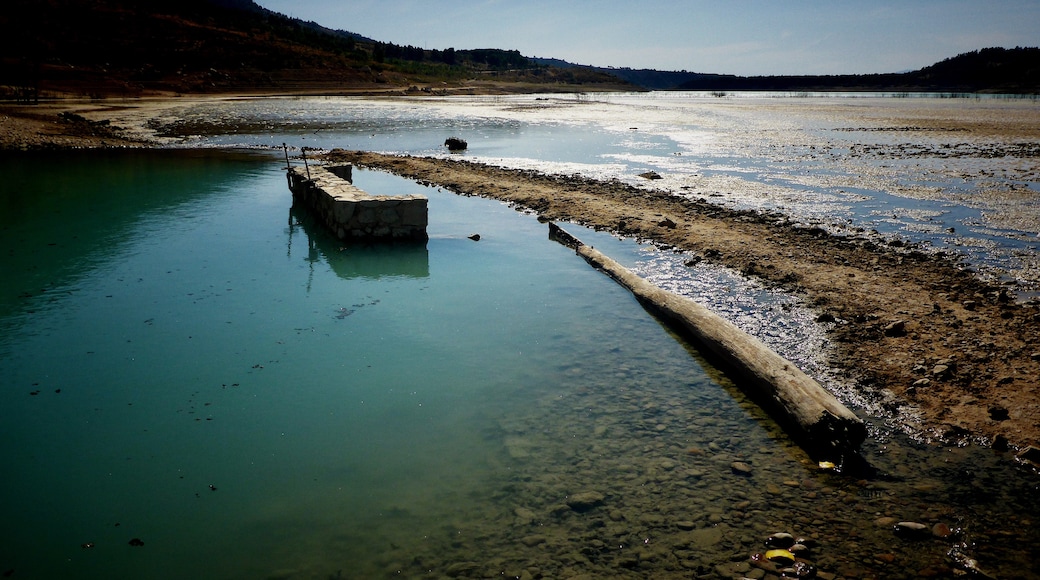 Photo "Embalse del Negratín" by Sarahstubley (page does not exist) (CC BY-SA) / Cropped from original