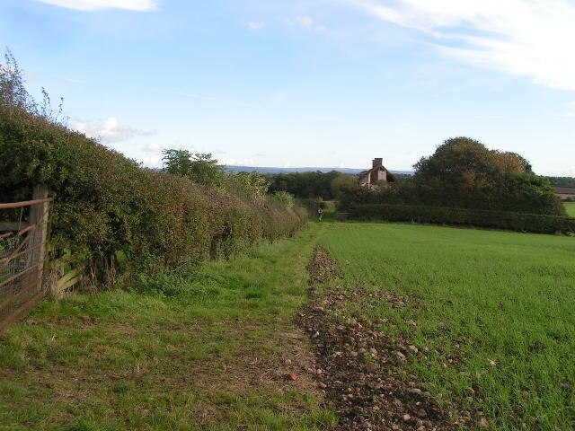 Approaching Stanhowe Cottages Ruined agricultural cottages near Stanhowe Farm on the alternative route of the Coast-to-Coast long-distance footpath.