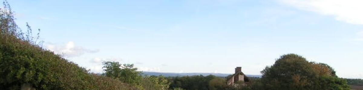Photo "Approaching Stanhowe Cottages Ruined agricultural cottages near Stanhowe Farm on the alternative route of the Coast-to-Coast long-distance footpath." by Dave Dunford (Creative Commons Attribution-Share Alike 2.0) / Cropped from original