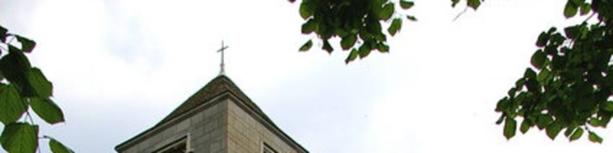 Photo "Church of St. Hibald, Hibaldstow Church of St. Hibald. The church tower fell down during rebuilding in 1875 and was not replaced until 1958 (hence marked as church without spire or tower on 1940's OS map). The new tower is of concrete blocks to look like ashlar and the effect is, to my eye, rather industrial." by David Wright (Creative Commons Attribution-Share Alike 2.0) / Cropped from original