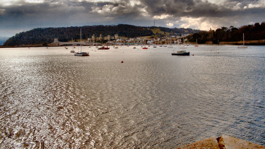 Photo "River Conwy View across the river from Deganwy Quay Marina towards Conwy" by David Dixon (Creative Commons Attribution-Share Alike 2.0) / Cropped from original