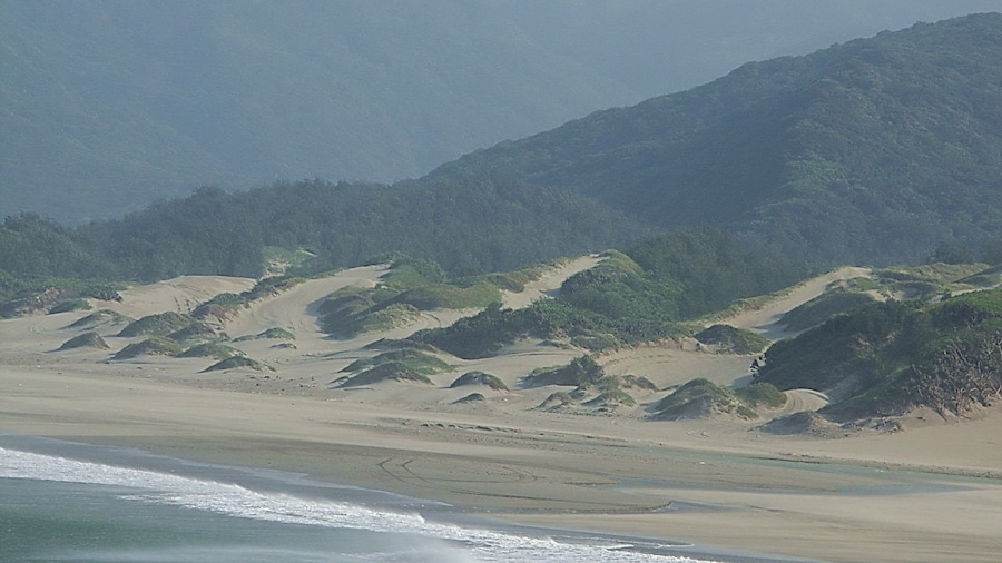 Photo "Jiupeng Coastal Dunes 九硼沙漠" by lienyuan lee (Creative Commons Attribution 3.0) / Cropped from original