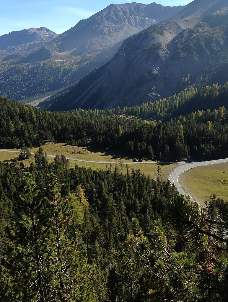 Ảnh "Đèo Fuorn" của Vasile Cotovanu (CC BY) / Cắt từ ảnh gốc