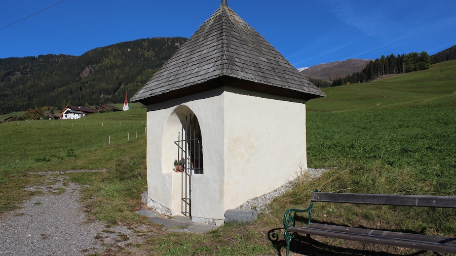 Photo "Totenrastkapelle (auch Totenrast-Stöckel) in der Gemeinde Abfaltersbach in Osttirol, Österreich." by Steinsplitter (Creative Commons Attribution-Share Alike 3.0 at) / Cropped from original