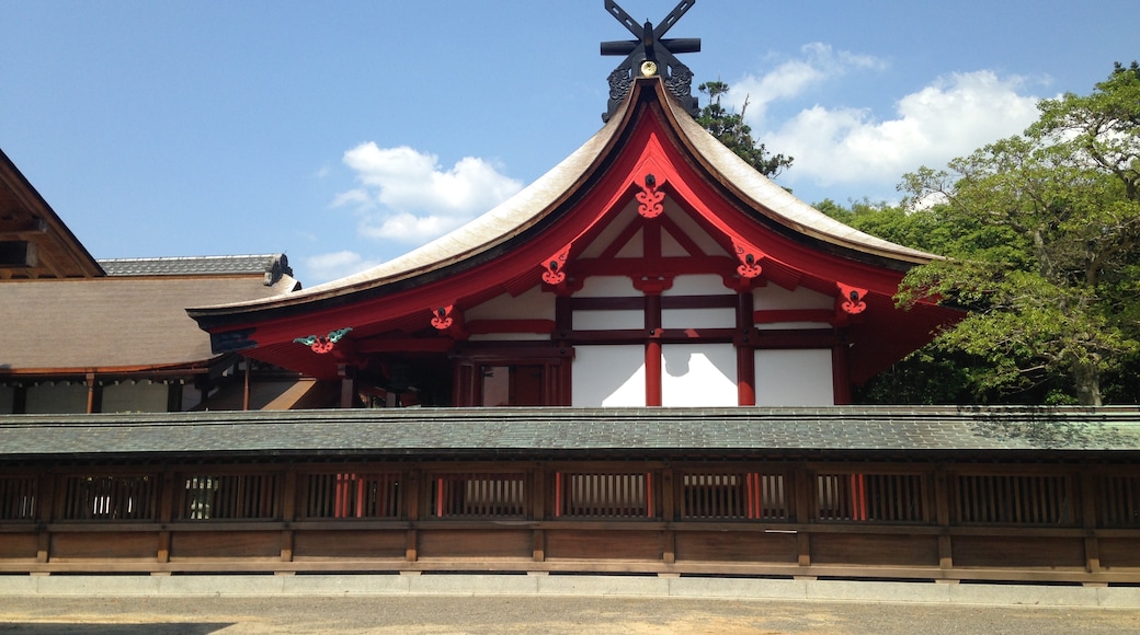 Photo "Munakata Taisha Shrine" by そらみみ (CC BY-SA) / Cropped from original