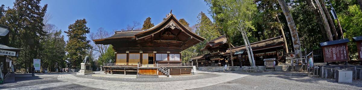 Photo "Suwa taisha Shimosha Akimiya , 諏訪大社 下社 秋宮" by z tanuki (Creative Commons Attribution 3.0) / Cropped from original