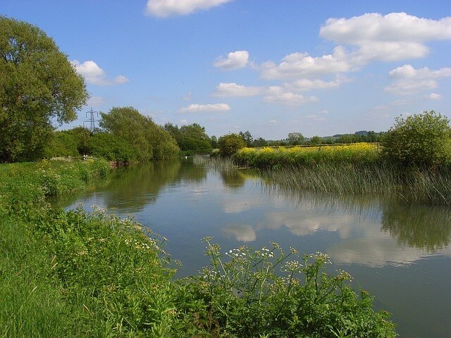 Foto “Eaton Hastings” tomada por Andrew Smith (CC BY-SA); recorte de la original