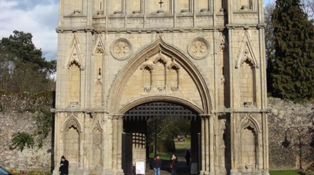 Bildet «Abbey Gate» tatt av Oxyman (CC BY-SA) / originalbilde beskjært