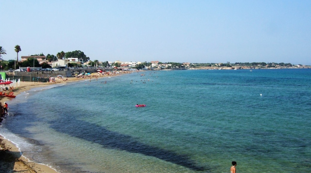 Foto ‘Spiaggia Lungomare Tremoli’ van gnuckx (CC BY) / bijgesneden versie van origineel
