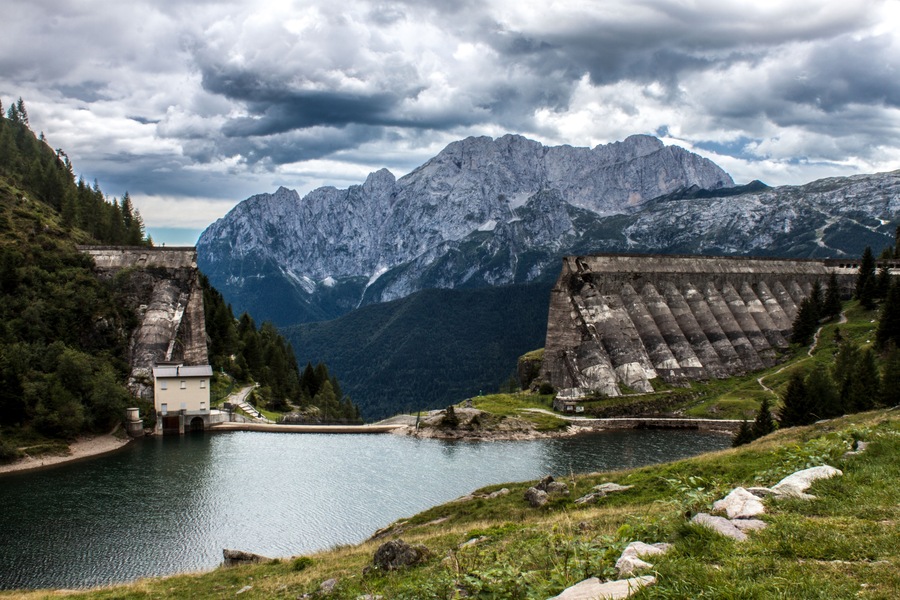 Veduta del lago del Gleno, con la suggestiva testimonianza del disastro causato dal crollo della diga, che la Val di Scalve ancora ricorda. Sullo sfondo il massiccio della Presolana.