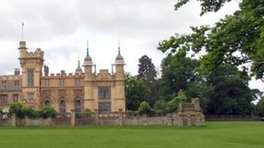 Photo "Knebworth House, Herts" by John Salmon (Creative Commons Attribution-Share Alike 2.0) / Cropped from original