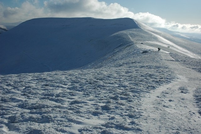 Mynydd Llysiau Mynydd Llysiau and the col below viewed from below Pen Trumau. The distinctive shape of the Sugar Loaf is visible to the left beyond the shoulder of Mynydd Llysiau.