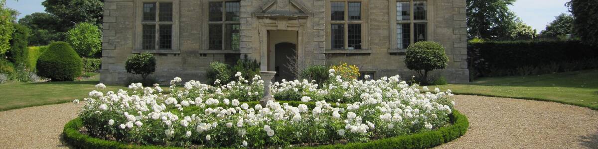 Photo "Charles Read Grammar School in summer" by Bob Harvey (Creative Commons Attribution-Share Alike 2.0) / Cropped from original