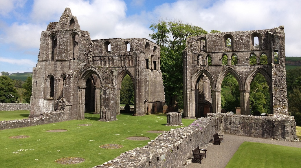 Photo "Dundrennan Abbey" by LornaMCampbell (CC BY-SA) / Cropped from original