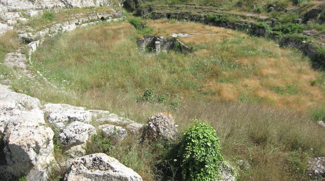Foto "Amfiteater Romawi Siracusa" oleh Gio la Gamb (CC BY-SA) / Dipotong dari foto asli