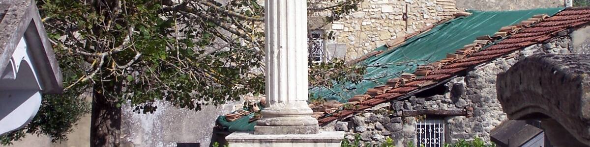 Photo "Saint Abondance war memorial in Virazeil (Lot-et-Garonne, France)" by Henry Salomé (Creative Commons Attribution-Share Alike 3.0) / Cropped from original