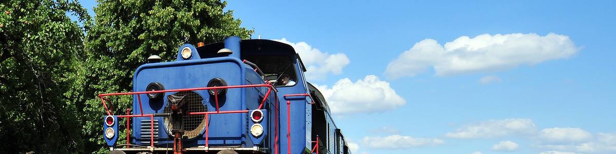 Photo "The Maschinenbau Kiel in Kiel, Germany made 1966 this diesel locomotive MaK G 320 B ex No. 220083. The locomotive has the name HAW 9 and belongs to the HAW Linings GmbH in Bornum. Sometimes pulls the locomotive this Heritage railway in Northern Germany." by Michael Gäbler (Creative Commons Attribution 3.0) / Cropped from original