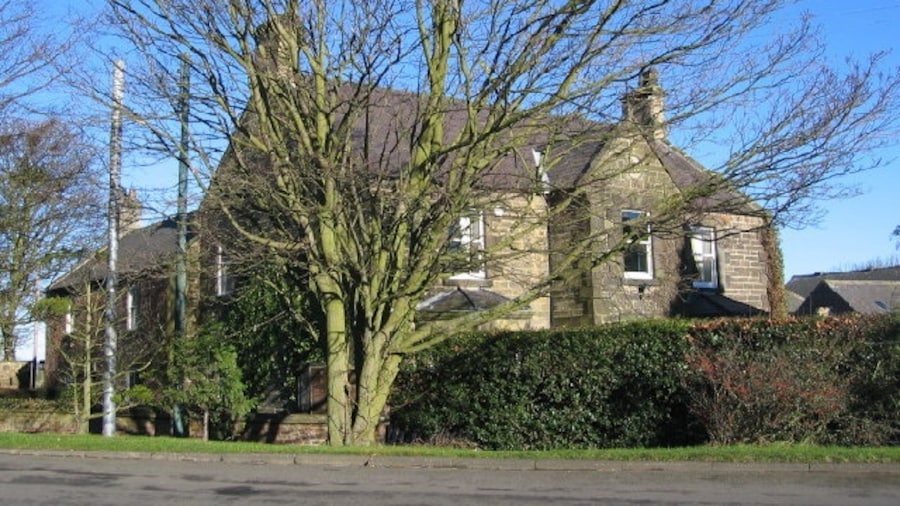 Photo "House and tree, Eland Green. On the northern outskirts of Ponteland" by Alan Fearon (Creative Commons Attribution-Share Alike 2.0) / Cropped from original
