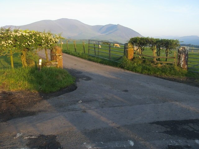 Foto "Bewaldeth and Snittlegarth" de Shaun Ferguson (CC BY-SA) / Recortada do original