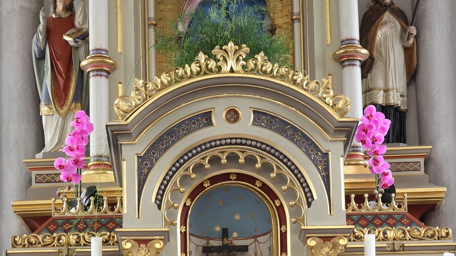 Photo "Hochaltar in der Pfarrkirche St. Ulrich in Plaus (Südtirol)" by ManfredK (Creative Commons Attribution-Share Alike 4.0) / Cropped from original